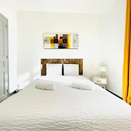 Le Contemporain: Idealement Situe Face Castillet.